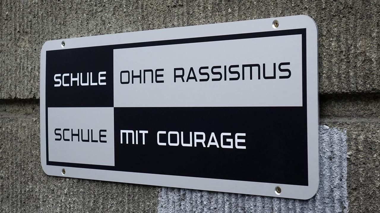 Das Logo des Netzwerks "Schule ohne Rassismus" an einem Schulgebäude Das Logo des Netzwerks "Schule ohne Rassismus" an einem Schulgebäude
