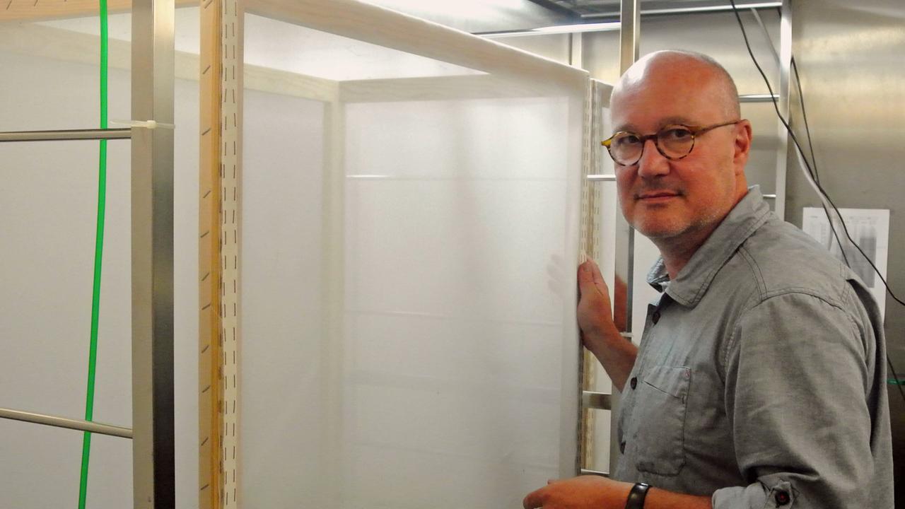 Markus Pfenninger steht im Keller des Senckenberg-Instituts in Frankfurt am Main vor dem Mesokosmos mit Mücken. Markus Pfenninger steht im Keller des Senckenberg-Instituts in Frankfurt am Main vor dem Mesokosmos mit Mücken.