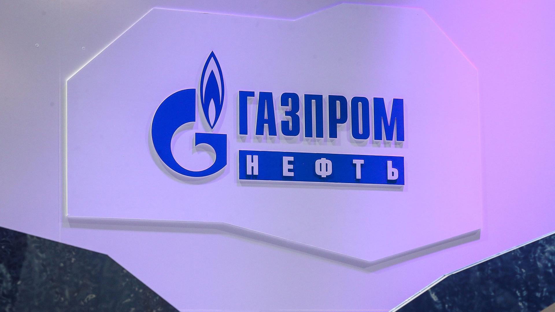 Das Logo der russischen Ölfirma Gazprom Neft an einem Messestand in Moskau. Das Logo der russischen Ölfirma Gazprom Neft an einem Messestand in Moskau.
