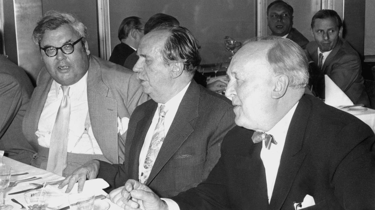 Die damaligen Intendanten Walter von Cube (Bayerischer Rundfunk), Fritz Eberhard (Süddeutscher Rundfunk) und, Alfred Braun (Senders Freies Berlin) sitzen 1956 bei einer Rundfunktagung in der Gaststätte auf dem Fernsehturm in Stuttgart. 