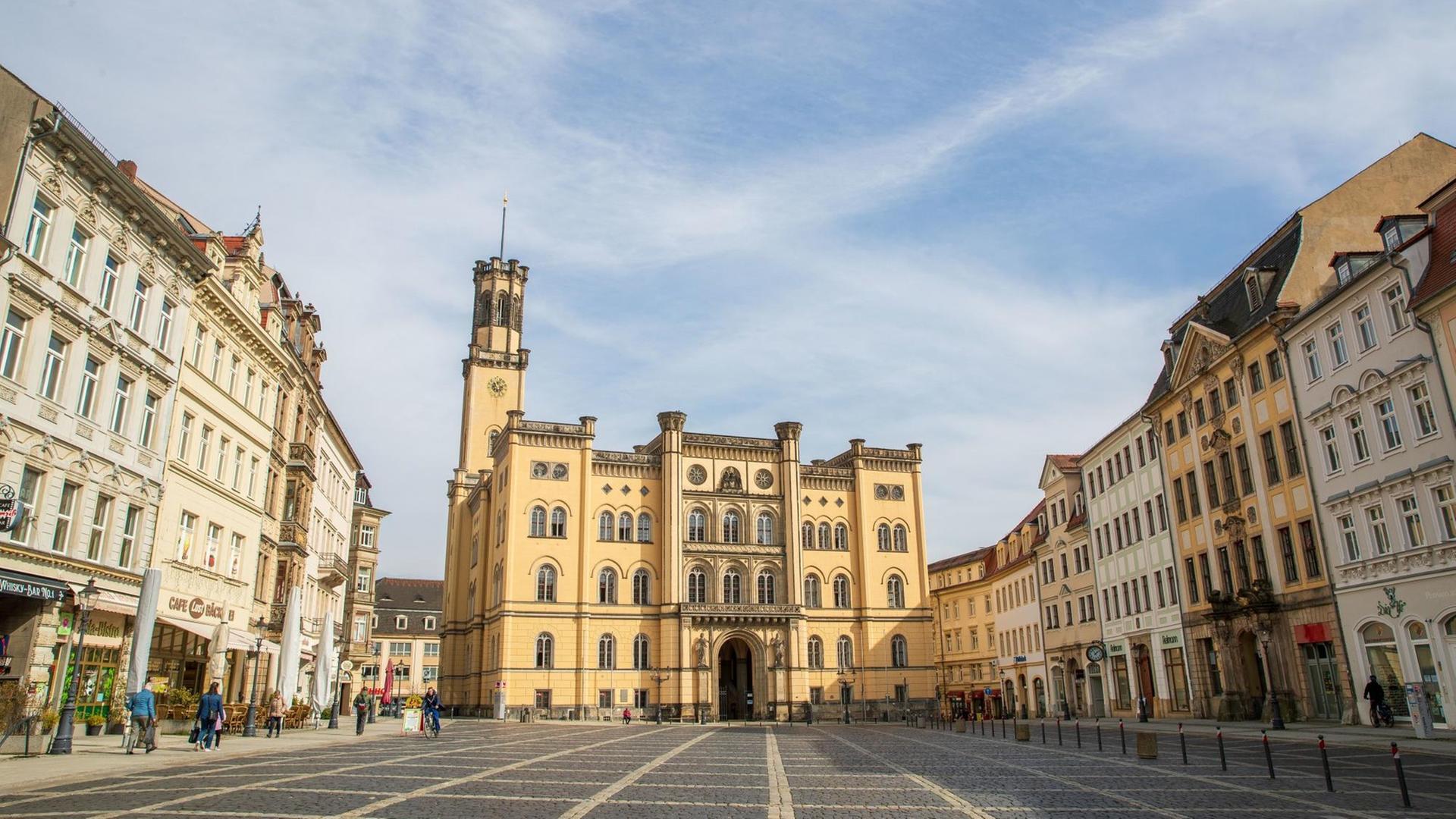 Auf dem Marktplatz vor dem Rathaus der Stadt Zittau sind keine Menschen zusehen. Auf dem Marktplatz vor dem Rathaus der Stadt Zittau sind keine Menschen zusehen.