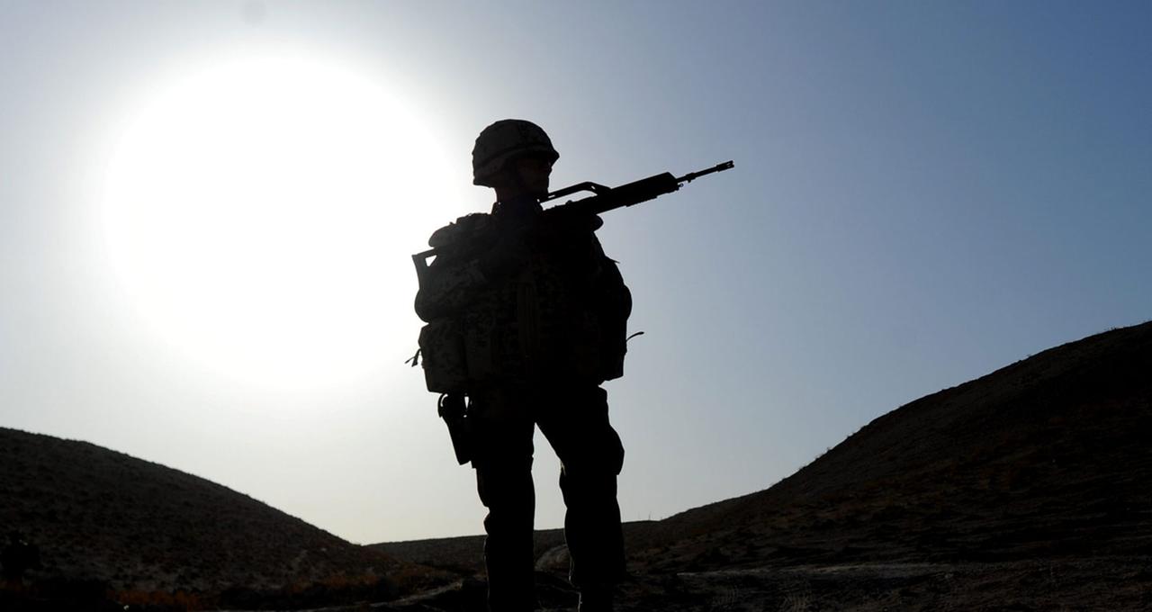Ein Bundeswehrsoldat patrouilliert zu Fuß mit einem G36 in der Nähe von Charrah Darreh nahe Kundus in Afghanistan. Ein Bundeswehrsoldat patrouilliert zu Fuß mit einem G36 in der Nähe von Charrah Darreh nahe Kundus in Afghanistan.