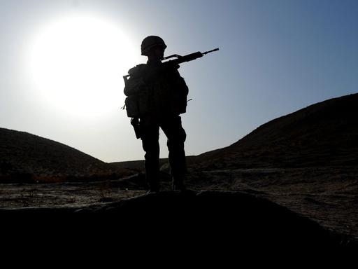 Ein Bundeswehrsoldat patrouilliert zu Fuß mit einem G36 am 18.08.2011 in der Nähe von Charrah Darreh nahe Kundus in Afghanistan.