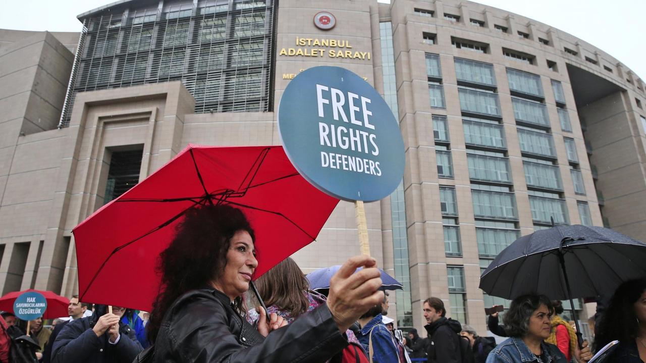 Menschenrechts-Aktivisten demonstrieren am 25.10.2017 vor einem Gericht in Istanbul (Türkei) gegen den Prozess gegen elf Menschenrechtler, darunter auch der Deutsche Peter Steudtner.