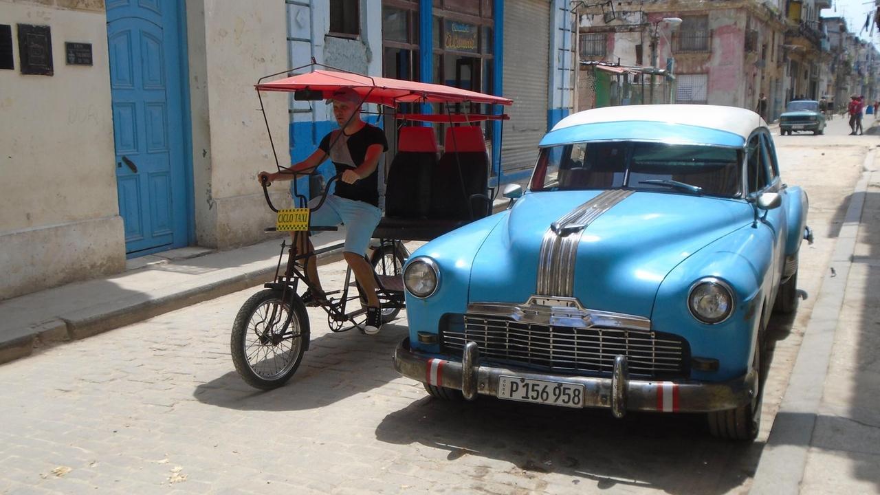Auf der Insel sieht man noch immer viele Autos aus vorrevolutionären Zeiten. Auf der Insel sieht man noch immer viele Autos aus vorrevolutionären Zeiten.