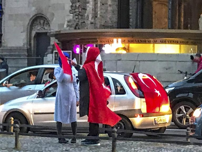 In Deutschland lebende Türken feiern den Wahlsieg von Recep Tayyip Erdogan mit einem Autokorso auf dem Kudamm.