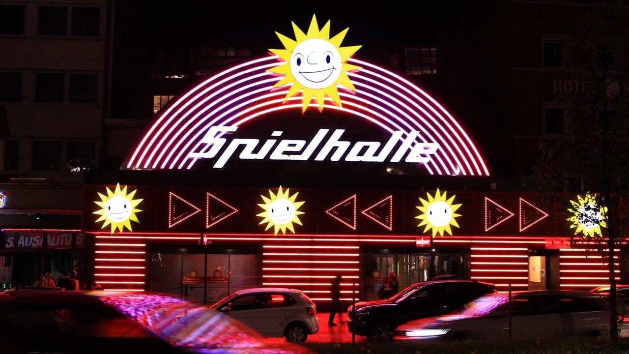 Eine illuminierte Spielhalle auf der Reeperbahn nachts in Hamburg. Eine illuminierte Spielhalle auf der Reeperbahn nachts in Hamburg.