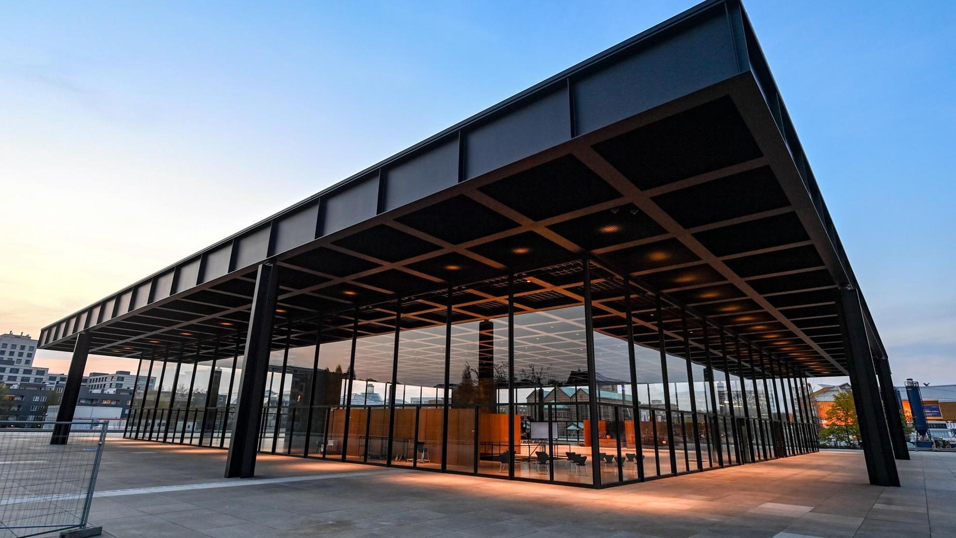 Die Neue Nationalgalerie am Kulturforum in der Dämmerung beleuchtet. Die Neue Nationalgalerie am Kulturforum in der Dämmerung beleuchtet.