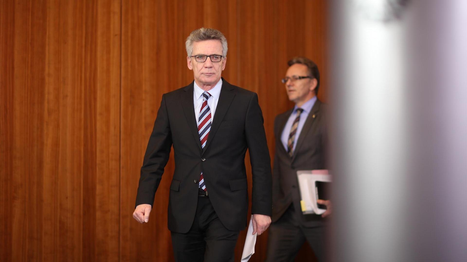 Bundesinnenminister Thomas de Maiziere (CDU) kommt am 23.12.2016 in Berlin auf zu einer Pressekonferenz im Innenministerium.