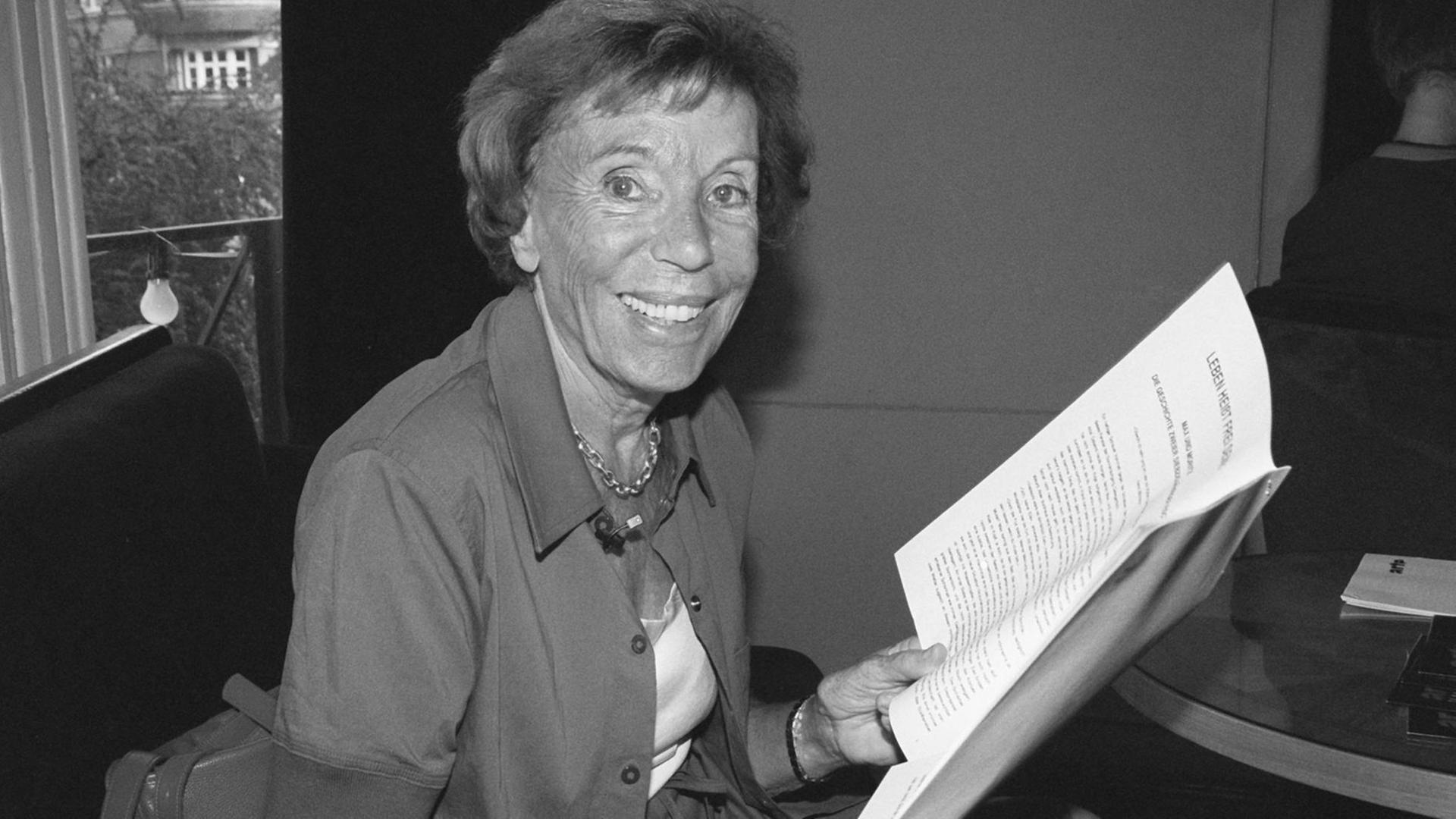 Die französische Schriftstellerin Benoite Groult ist im Alter von 96 Jahren verstorben. Die französische Schriftstellerin Benoite Groult ist im Alter von 96 Jahren verstorben.