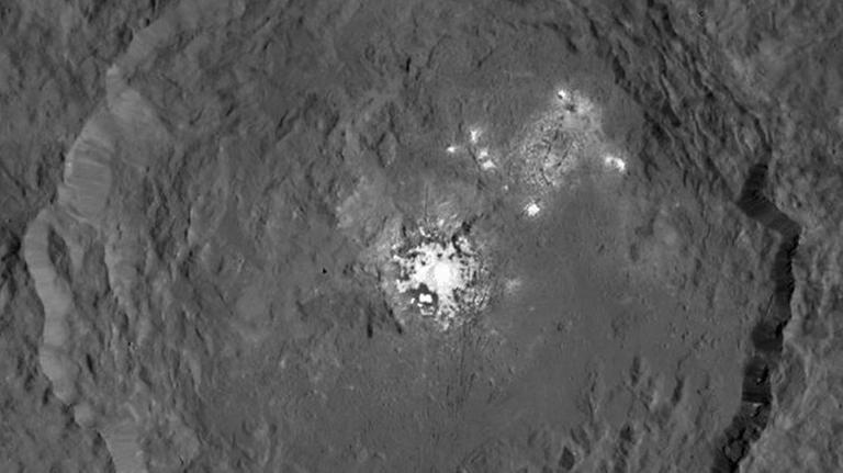 Eine Aufnahme der NASA-Raumsonde "Dawn" zeigt den Krater Occator auf dem Zwerplaneten "Ceres", dessen heller Fleck die Wissenschaftler beschäftigt. Eine Aufnahme der NASA-Raumsonde "Dawn" zeigt den Krater Occator auf dem Zwerplaneten "Ceres", dessen heller Fleck die Wissenschaftler beschäftigt.