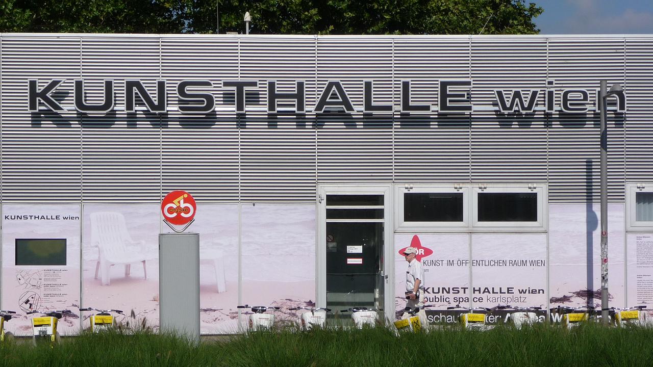 Eine Frontalansicht der Kunsthalle Wien - ein eher graues Gebäude mit einem prominent platzierten Schriftzug Eine Frontalansicht der Kunsthalle Wien - ein eher graues Gebäude mit einem prominent platzierten Schriftzug