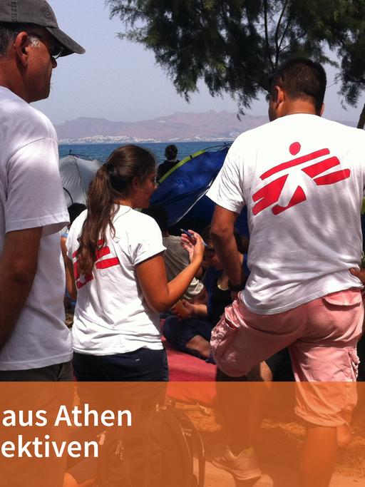 Mitarbeiter von Ärzte ohne Grenzen helfen in Griechenland ankommenden Flüchtlingen.