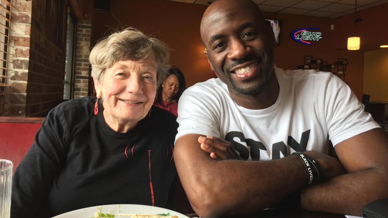 Die engagierte Rentnerin Carla Fletcher und der Filmemacher Chris Phillipps in Drake‘s Cafe auf der Florissant Avenue in Ferguson Die engagierte Rentnerin Carla Fletcher und der Filmemacher Chris Phillipps in Drake‘s Cafe auf der Florissant Avenue in Ferguson