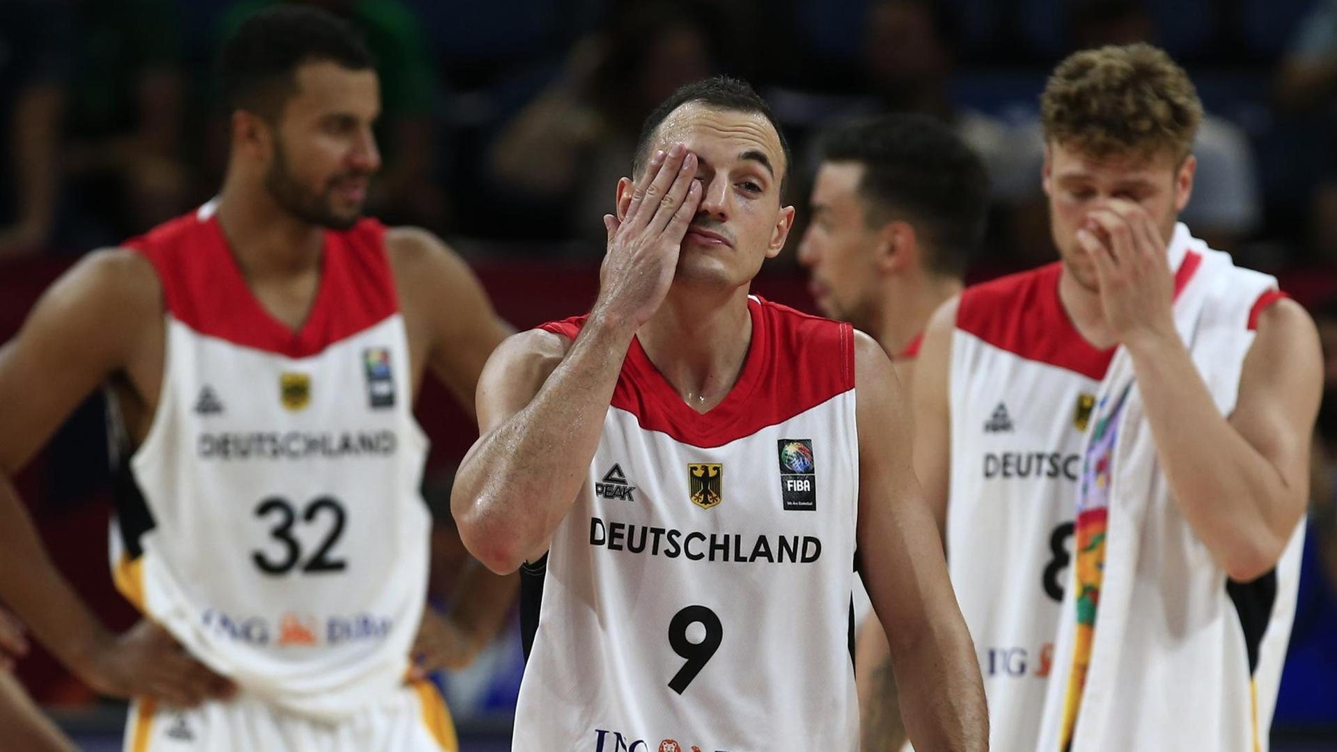 Die deutsche Basketball-Nationalmannschaft ist im EM-Viertelfinale an Spanien gescheitert.