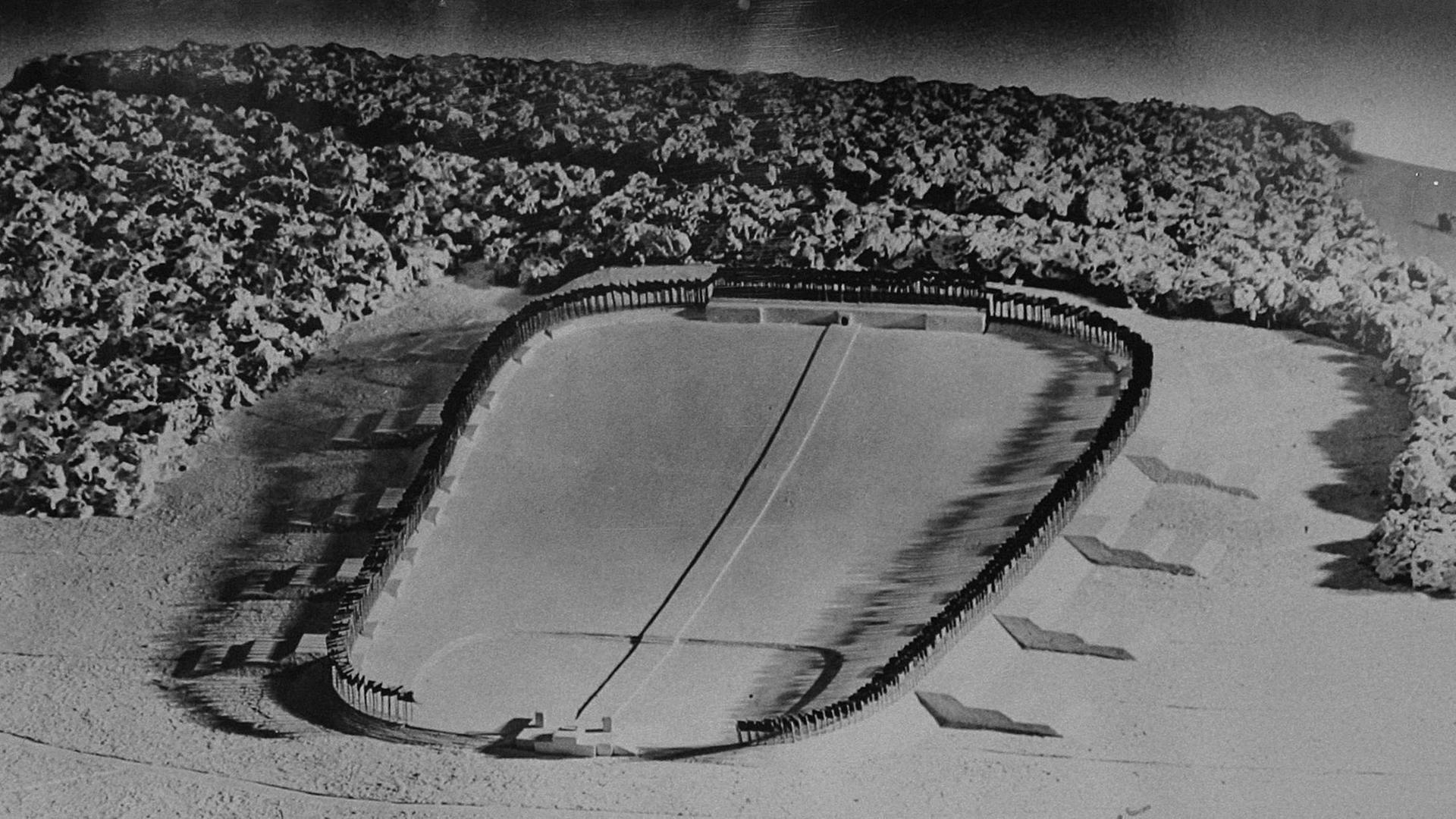 Ein Foto eines Modells aus dem Jahre 1934, zeigt das Gelände auf dem Bückeberg in Emmerthal bei Hameln, auf dem die Erntedankfeste der Nationalsozialisten gefeiert wurden. Auf einer Fläche so groß wie 25 Fußballfelder feierten die Nationalsozialisten hier auf dem Bückeberg bei Emmerthal von 1933 bis 1937 ihre Erntedankfeste. Bis zu eine Million Menschen aus ganz Deutschland kamen jedes Jahr in den Landkreis Hameln. Ein Foto eines Modells aus dem Jahre 1934, zeigt das Gelände auf dem Bückeberg in Emmerthal bei Hameln, auf dem die Erntedankfeste der Nationalsozialisten gefeiert wurden. Auf einer Fläche so groß wie 25 Fußballfelder feierten die Nationalsozialisten hier auf dem Bückeberg bei Emmerthal von 1933 bis 1937 ihre Erntedankfeste. Bis zu eine Million Menschen aus ganz Deutschland kamen jedes Jahr in den Landkreis Hameln.