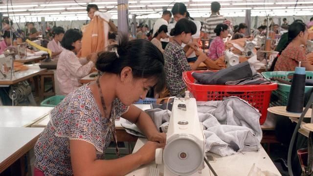 Arbeiter in einer Textilfabrik in Rangun (Archivbild)