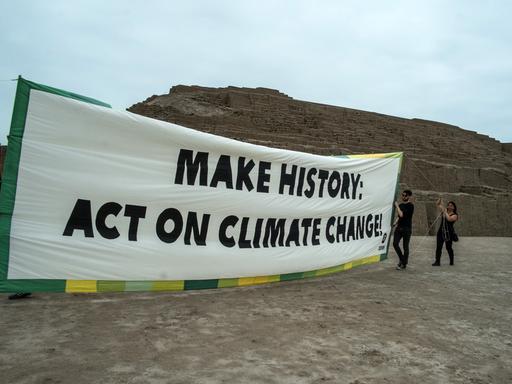 Umweltaktivisten mit einem Appell zum Weltklimagipfe in Lima