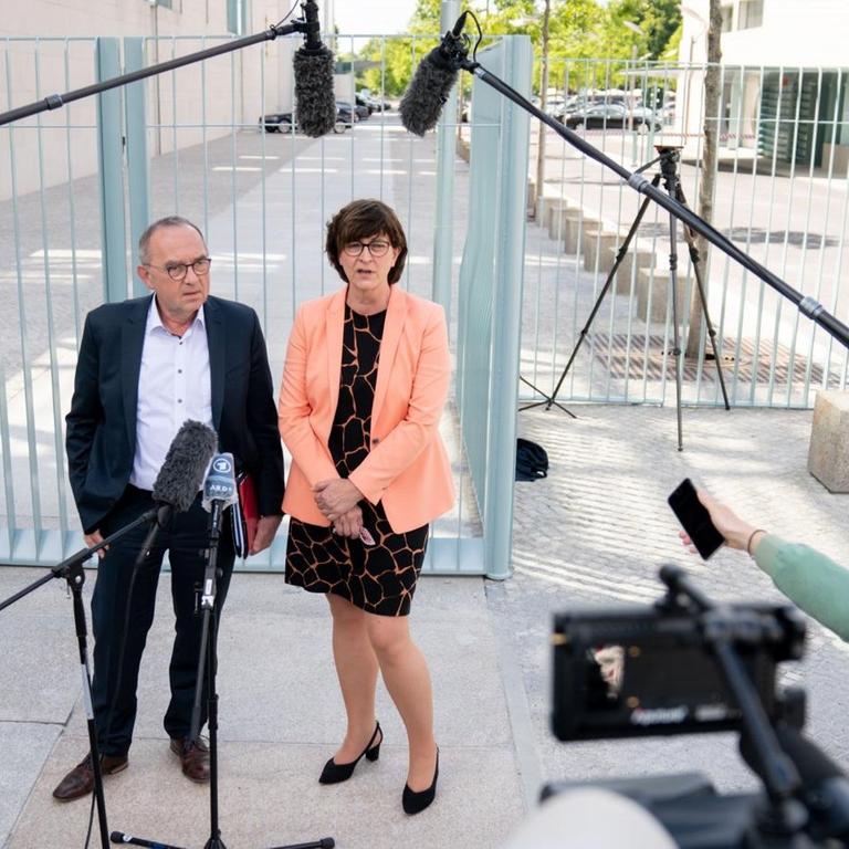 Die SPD-Vorsitzenden Saskia Esken und Norbert Walter-Borjans bei einem Pressestatement zum Konjunkturpaket vor dem Bundeskanzleramt