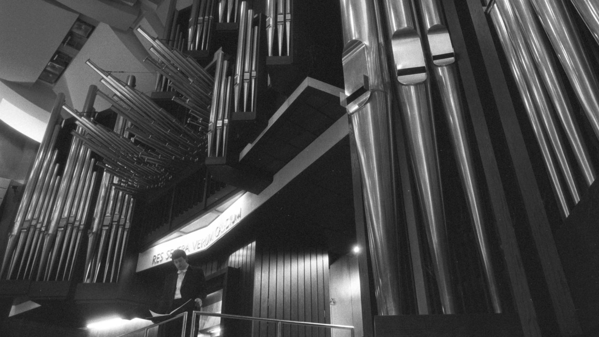 Blick auf die Schuke-Orgel im Großen Saal des Leipziger Gewandhauses, aufgenommen 1981. Die Orgel ist mit 6638 Pfeifen ausgestattet.
