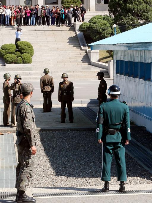 Südkoreranische (im Vordergrund) und nordkoreanische Soldaten stehen sich in der Demilitarisierten Zone an den Blauen Baracken an der Grenze zu Nordkorea gegenüber.