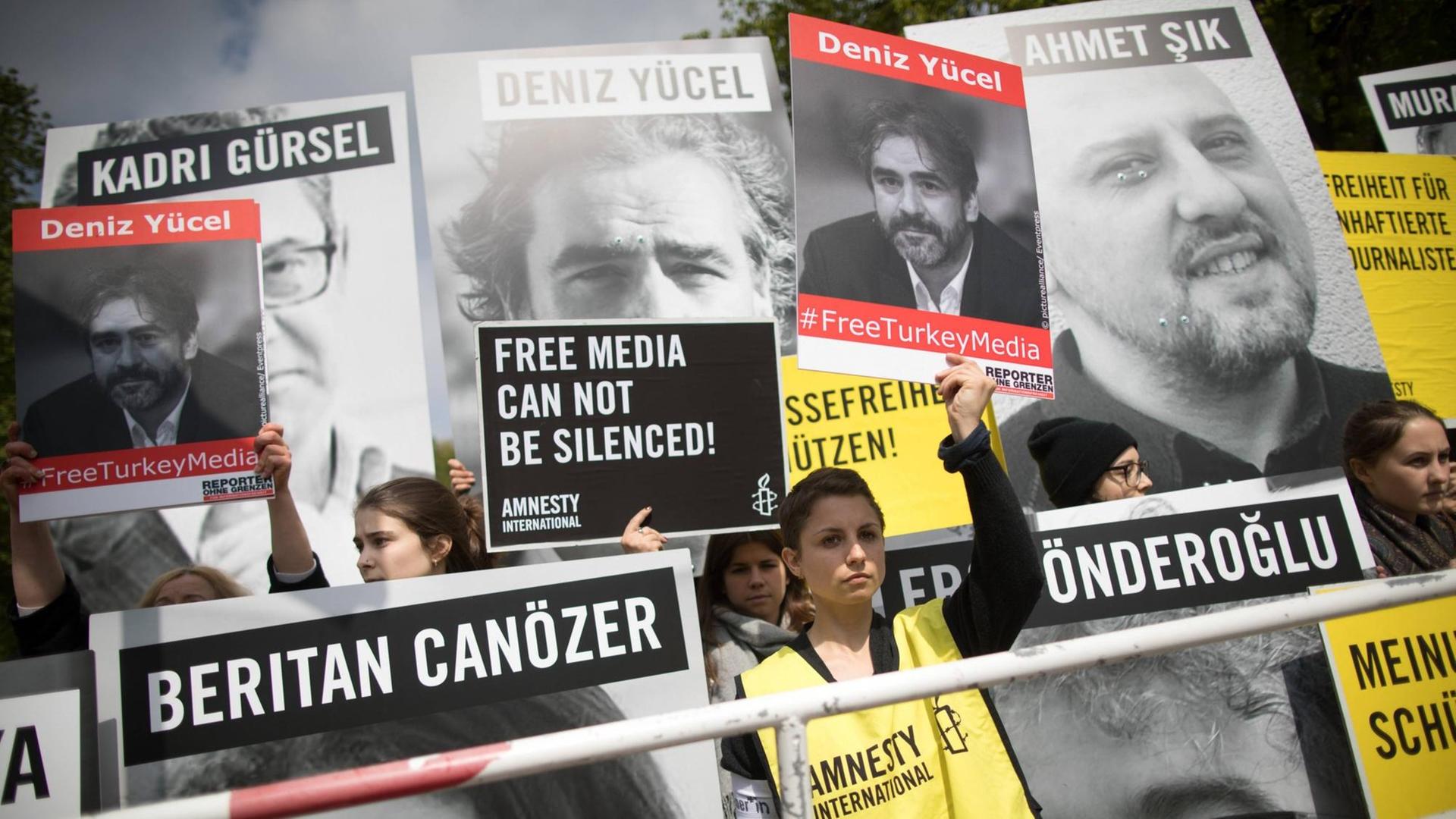 Kundgebung Pressefreiheit Türkei Internationaler Tag der Pressefreiheit: Kundgebung gegenüber der Türkischen Botschaft in Berlin von Reporter ohne Grenzen und Amnesty International für die Freilassung der in der Türkei verhafteten Journalisten. Rally Press freedom Turkey international Day the Press freedom Rally to the Turkish Embassy in Berlin from Reporter without Borders and Amnesty International for the Release the in the Turkey arrested Journalists Kundgebung Pressefreiheit Türkei Internationaler Tag der Pressefreiheit: Kundgebung gegenüber der Türkischen Botschaft in Berlin von Reporter ohne Grenzen und Amnesty International für die Freilassung der in der Türkei verhafteten Journalisten. Rally Press freedom Turkey international Day the Press freedom Rally to the Turkish Embassy in Berlin from Reporter without Borders and Amnesty International for the Release the in the Turkey arrested Journalists