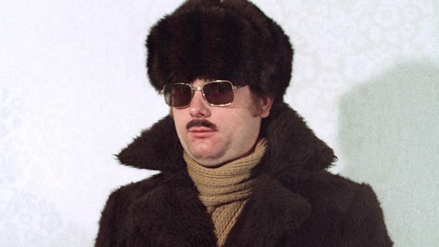 Das Foto von Simon Menner, „Images from the Secret Stasi Archives“ 2010–2014, zeigt einen Mann mit Sonnenbrille, Mütze und Wintermantel