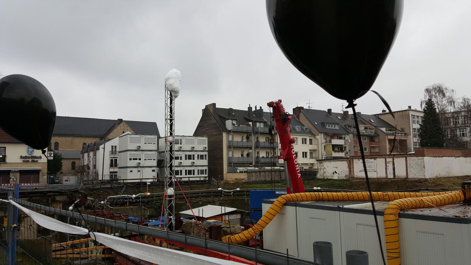 Schwarze Luftballons sollen bei der Eröffnung der Nord-Süd-Bahn-Linie 17 in Köln an die durch den Einsturz des Kölner Stadtarchivs im März 2009 getöteten Menschen erinnern. Schwarze Luftballons sollen bei der Eröffnung der Nord-Süd-Bahn-Linie 17 in Köln an die durch den Einsturz des Kölner Stadtarchivs im März 2009 getöteten Menschen erinnern.