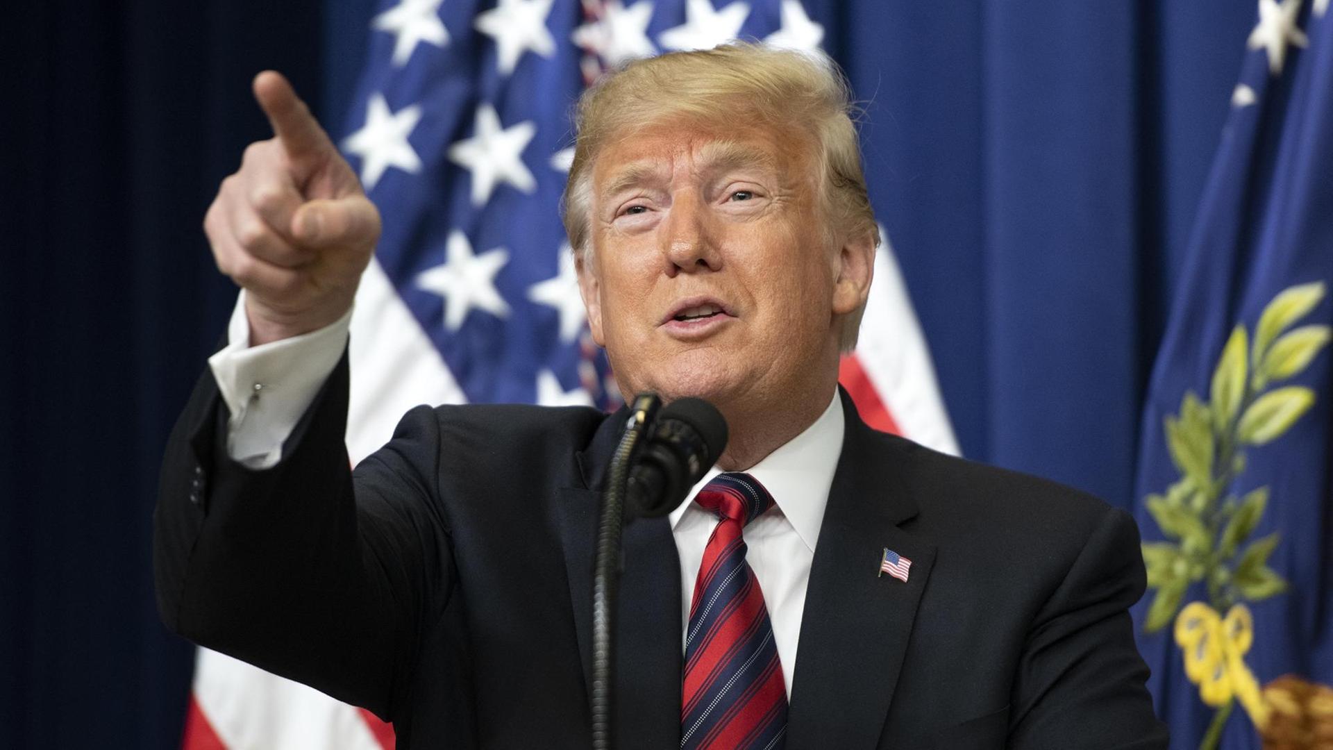 Das Bild zeigt US-Präsident Donald Trump bei einer Rede. Er deutet mit seinem Zeigefinger Richtung Publikum. Das Bild zeigt US-Präsident Donald Trump bei einer Rede. Er deutet mit seinem Zeigefinger Richtung Publikum.