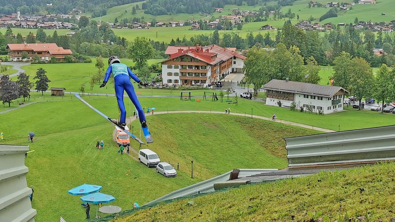 Skispringer ohne Schnee Skispringer ohne Schnee