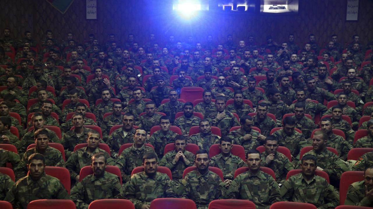 Absolventen der afghanischen Armee besuchen Anfang 2020 ein Kino. Absolventen der afghanischen Armee besuchen Anfang 2020 ein Kino.