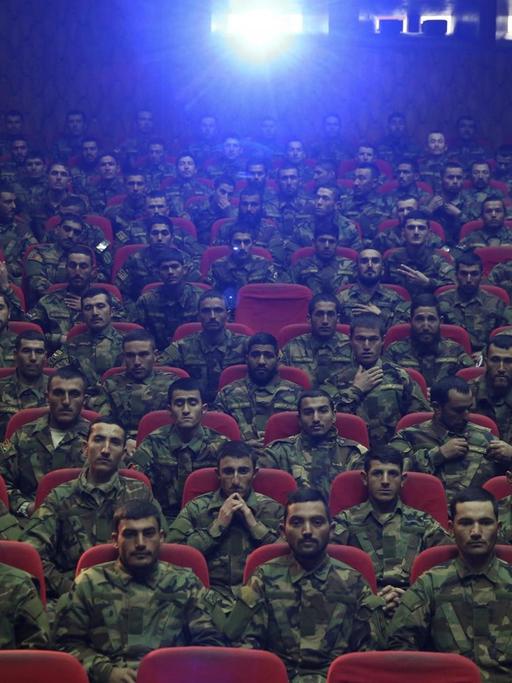 Absolventen der afghanischen Armee besuchen Anfang 2020 ein Kino.