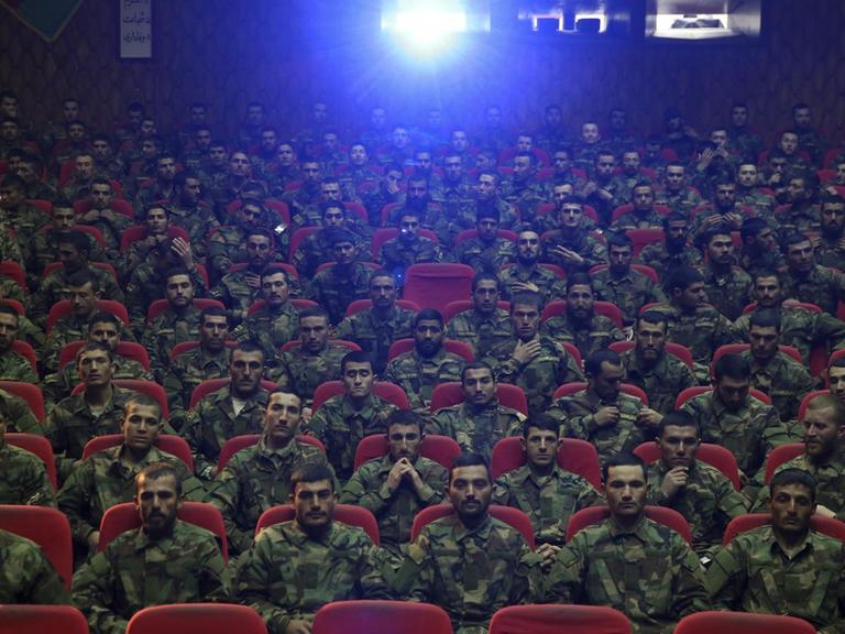 Absolventen der afghanischen Armee besuchen Anfang 2020 ein Kino.