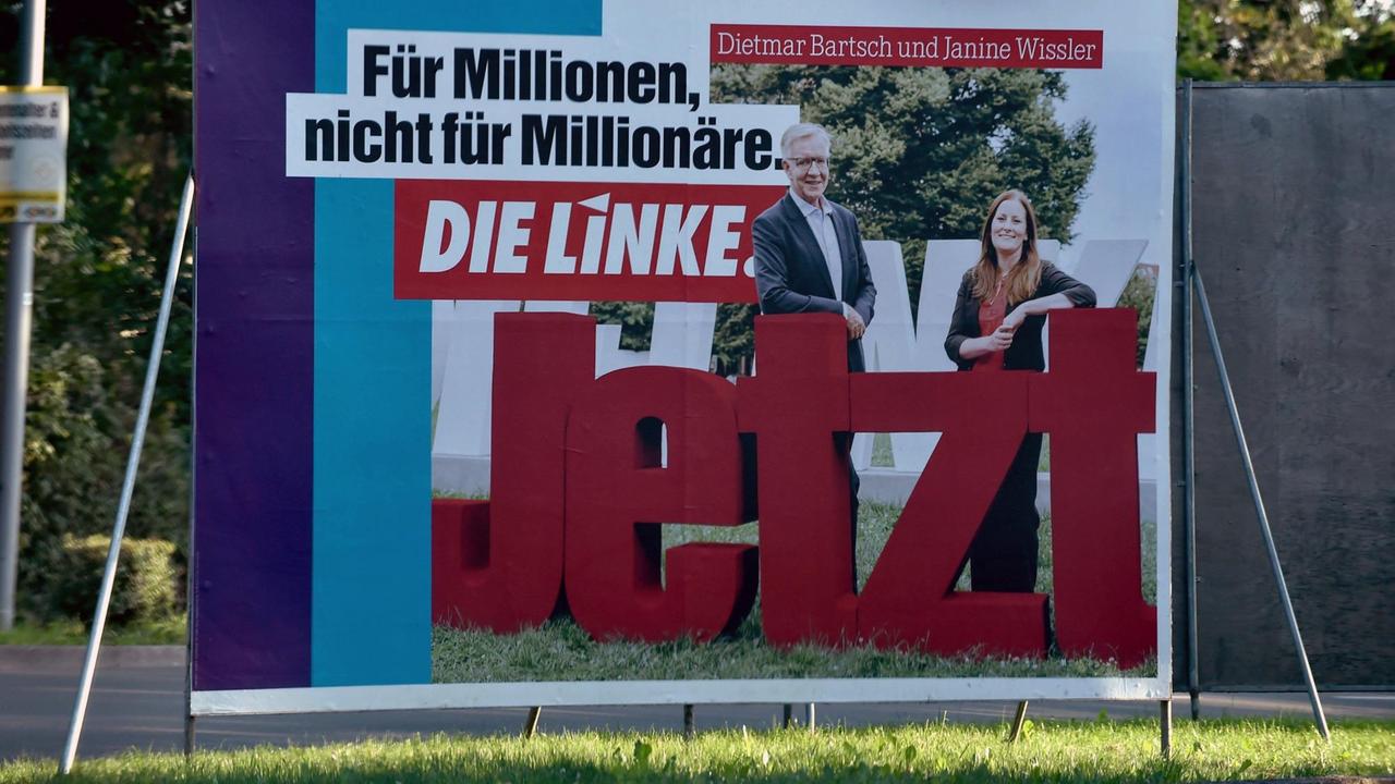 „Für Millionen, nicht für Millionäre — JETZT“ steht auf einem Wahlplakt der Linken. „Für Millionen, nicht für Millionäre — JETZT“ steht auf einem Wahlplakt der Linken.