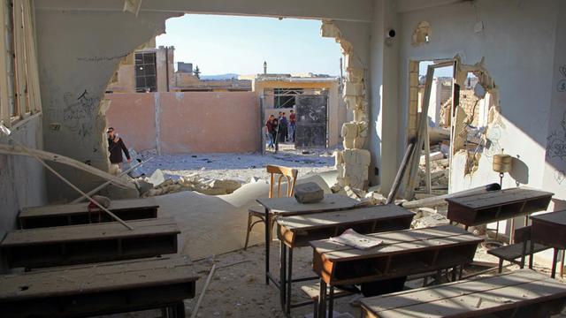 Ein Klassenraum, der bei dem Luftangriff zerstört wurde.