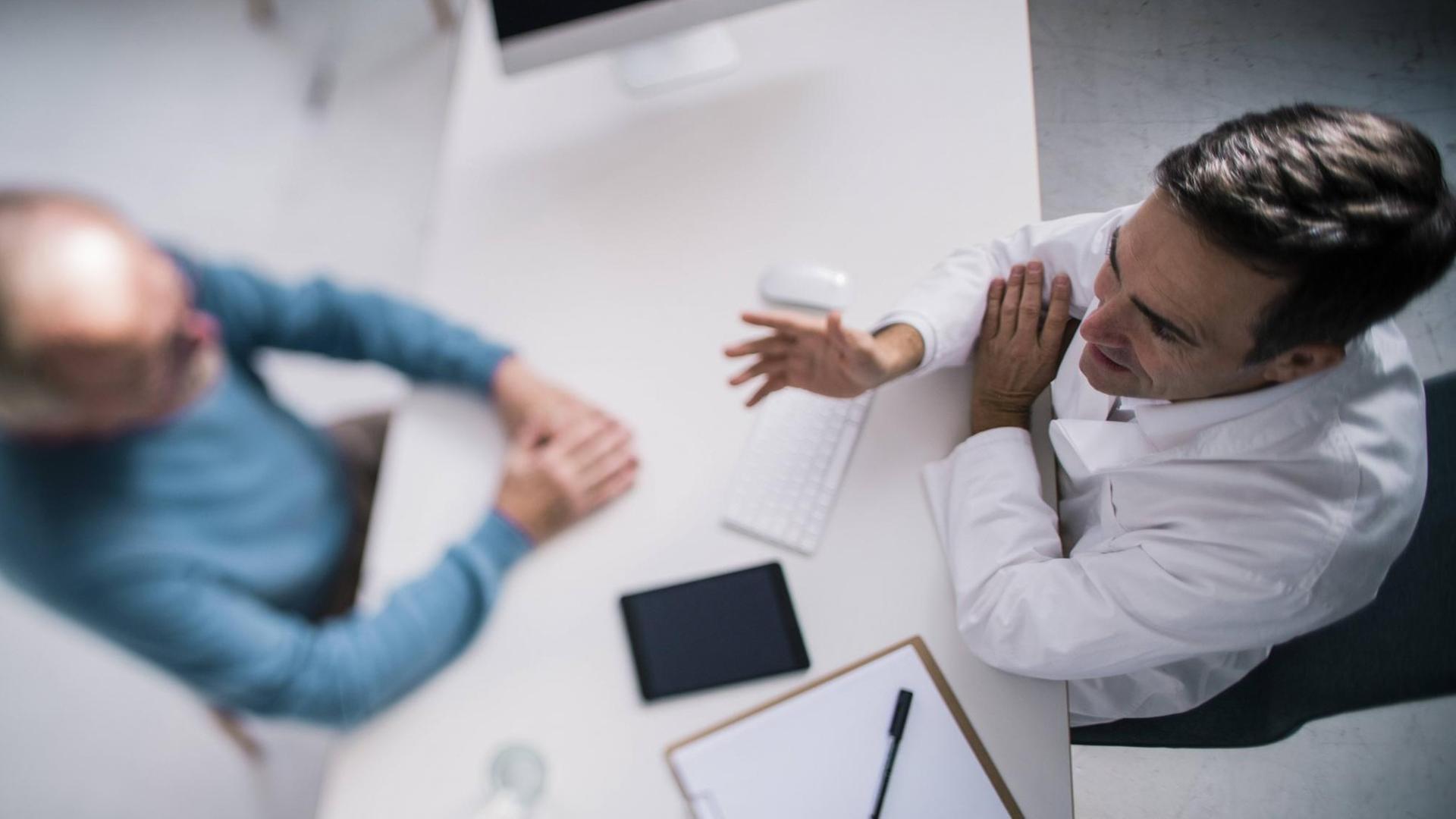 Arzt mit einem Patienten Arzt mit einem Patienten