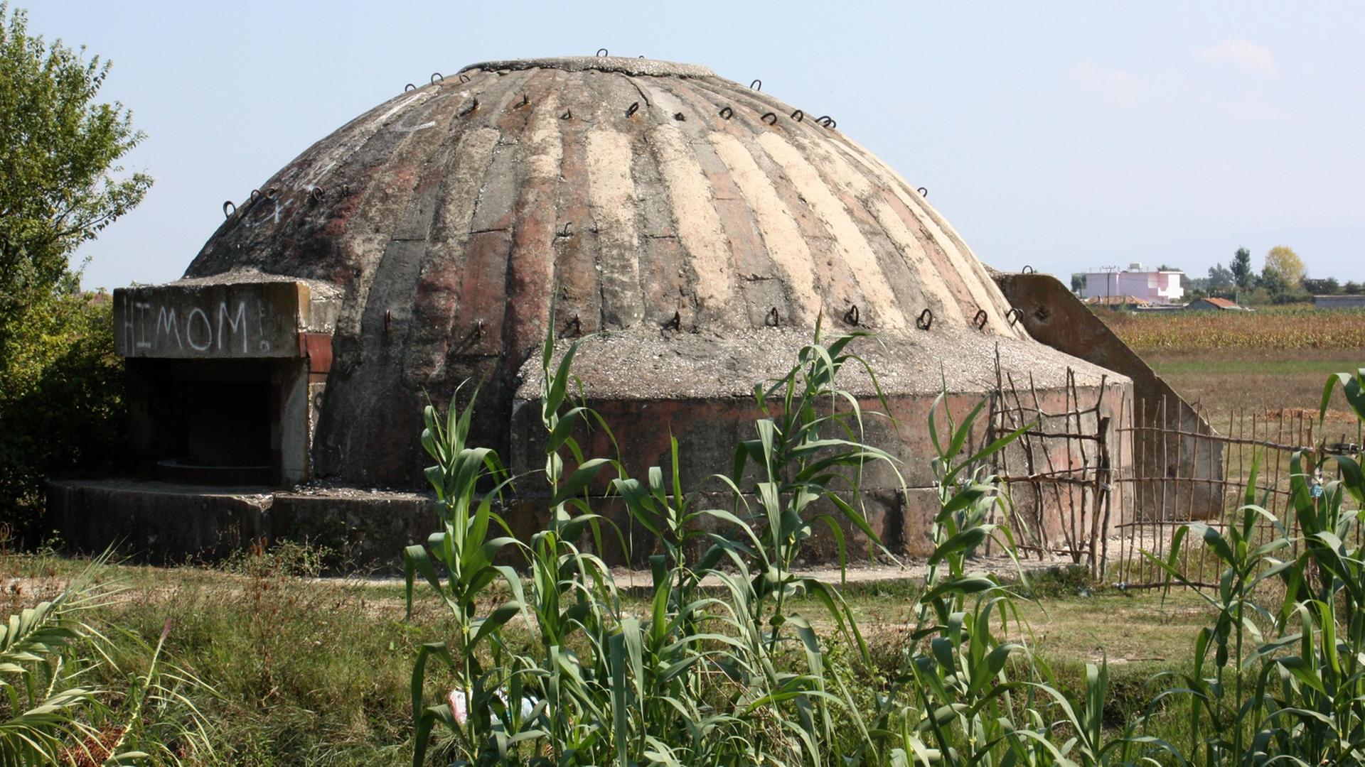 Alter militärischer Bunker nahe den antiken Ruinen von Apollonia, aufgenommen am 20.09.2009. Tausende dieser Beton-Bunker und Schutzräume aus der kommunistischen Ära finden sich noch heute in allen Landesteilen, der Diktator Enver Hoxha ließ aus Angst vor der NATO rund 700.000 solcher pilzförmigen Bunker mit Schießscharte in allen Landesteilen an strategisch wichtigen Punkten errichten. Alter militärischer Bunker nahe den antiken Ruinen von Apollonia, aufgenommen am 20.09.2009. Tausende dieser Beton-Bunker und Schutzräume aus der kommunistischen Ära finden sich noch heute in allen Landesteilen, der Diktator Enver Hoxha ließ aus Angst vor der NATO rund 700.000 solcher pilzförmigen Bunker mit Schießscharte in allen Landesteilen an strategisch wichtigen Punkten errichten.