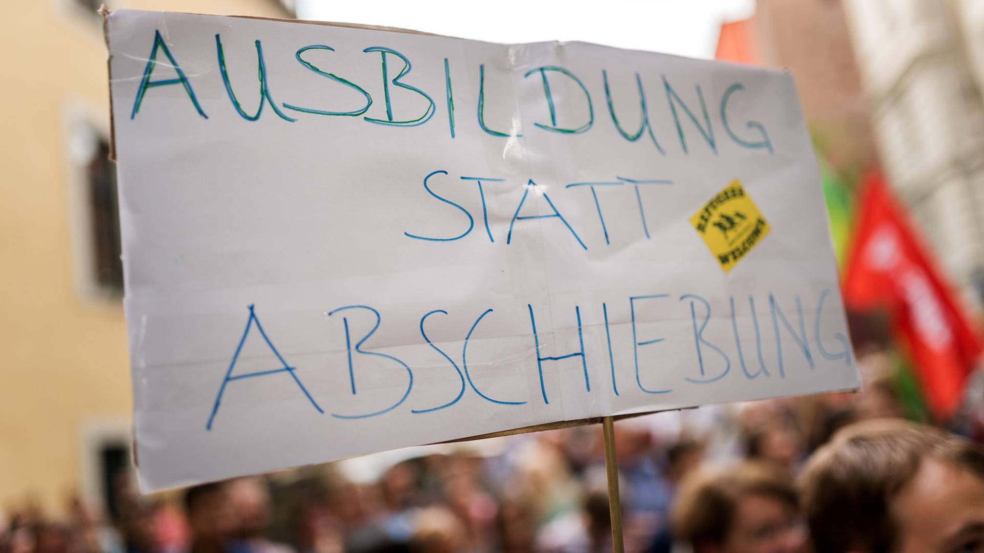 "Ausbildung statt Abschiebung" steht am 01.06.2017 in München (Bayern) während einer Demonstration auf einem Schild. Die Demo der SPD Bayern und Bellevue di Monaco trägt das Motto «Keine Abschiebung nach Afghanistan». Anlass waren die Tumulte um die geplante Abschiebung eines jungen Afghanen an einer Berufsschule in Nürnberg. "Ausbildung statt Abschiebung" steht am 01.06.2017 in München (Bayern) während einer Demonstration auf einem Schild. Die Demo der SPD Bayern und Bellevue di Monaco trägt das Motto «Keine Abschiebung nach Afghanistan». Anlass waren die Tumulte um die geplante Abschiebung eines jungen Afghanen an einer Berufsschule in Nürnberg.