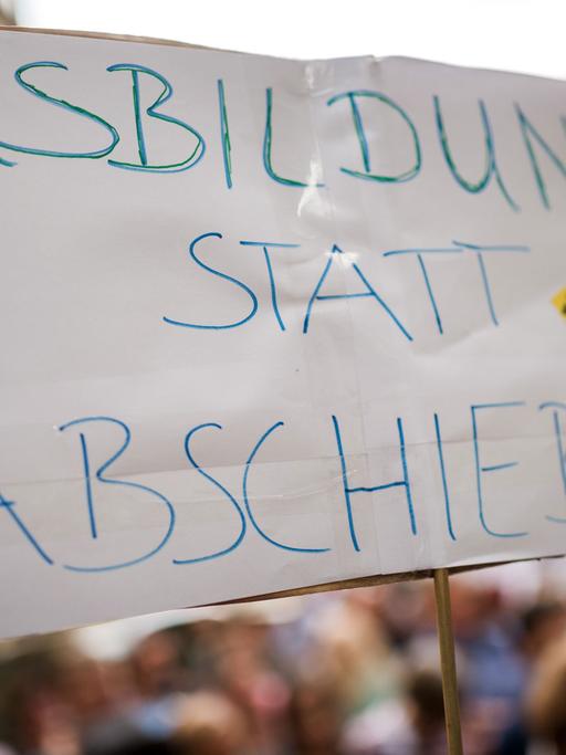 "Ausbildung statt Abschiebung" steht am 01.06.2017 in München (Bayern) während einer Demonstration auf einem Schild. Die Demo der SPD Bayern und Bellevue di Monaco trägt das Motto «Keine Abschiebung nach Afghanistan». Anlass waren die Tumulte um die geplante Abschiebung eines jungen Afghanen an einer Berufsschule in Nürnberg.