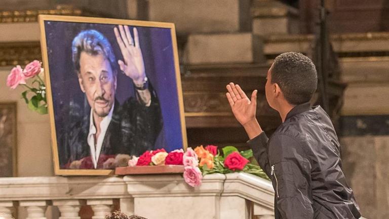 Ein Fan beim Johnny-Hallyday-Gedenk-Gottesdienst in der Kirche "la Madeleine" in Paris, anlässlich Johnny Hallidays 75. Geburtstag am 15. Juni 2018. Ein Fan beim Johnny-Hallyday-Gedenk-Gottesdienst in der Kirche "la Madeleine" in Paris, anlässlich Johnny Hallidays 75. Geburtstag am 15. Juni 2018.