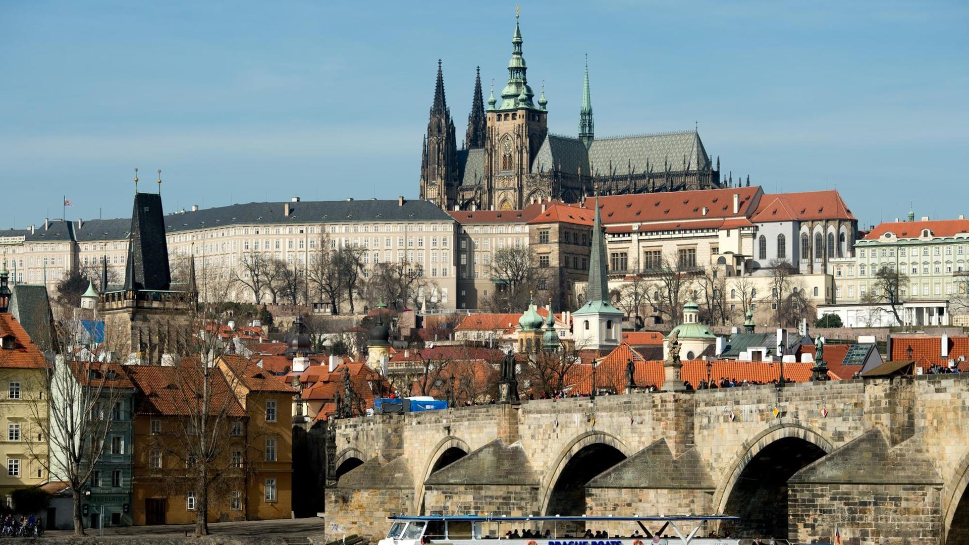 Blick auf die Karlsbrücke mit der Prager Burg und dem Veitsdom Blick auf die Karlsbrücke mit der Prager Burg und dem Veitsdom