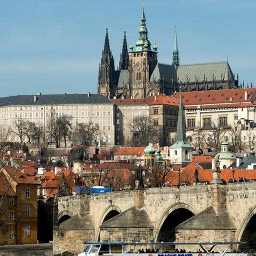 Blick auf die Karlsbrücke mit der Prager Burg und dem Veitsdom