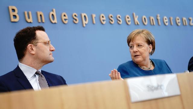Bundeskanzlerin Merkel und Gesundheitsminister Spahn sprechen in der Bundespressekonferenz