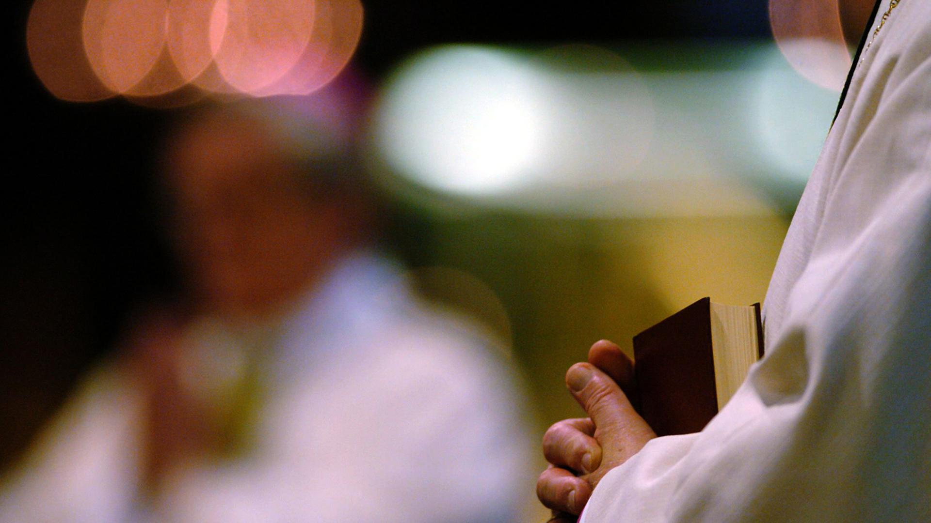 Joachim Meisner bei einem Ponitfikalamt zu seinem 70. Geburtstag im Jahr 2003. Meisner kam 1989 auf Wunsch von Papst Johannes Paul II. als Erzbischof nach Köln. Joachim Meisner bei einem Ponitfikalamt zu seinem 70. Geburtstag im Jahr 2003. Meisner kam 1989 auf Wunsch von Papst Johannes Paul II. als Erzbischof nach Köln.