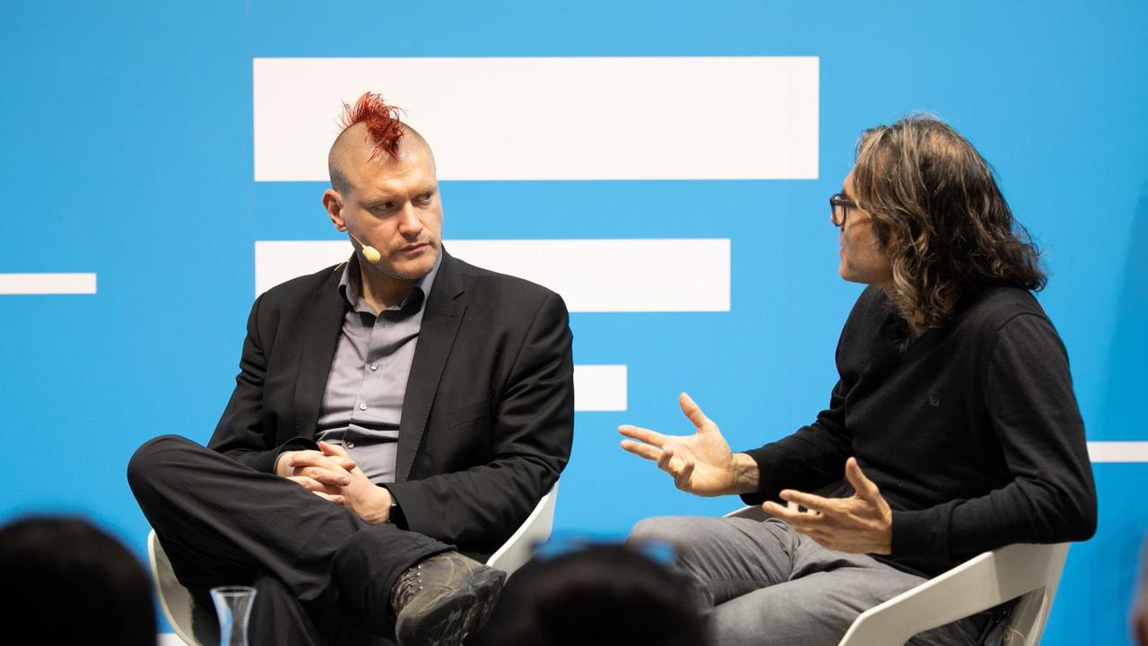 Sascha Lobo und Philipp Schönthaler im Gespräch auf der Deutschlandradio-Bühne der Frankfurter Buchmesse 2019 Sascha Lobo und Philipp Schönthaler im Gespräch auf der Deutschlandradio-Bühne der Frankfurter Buchmesse 2019