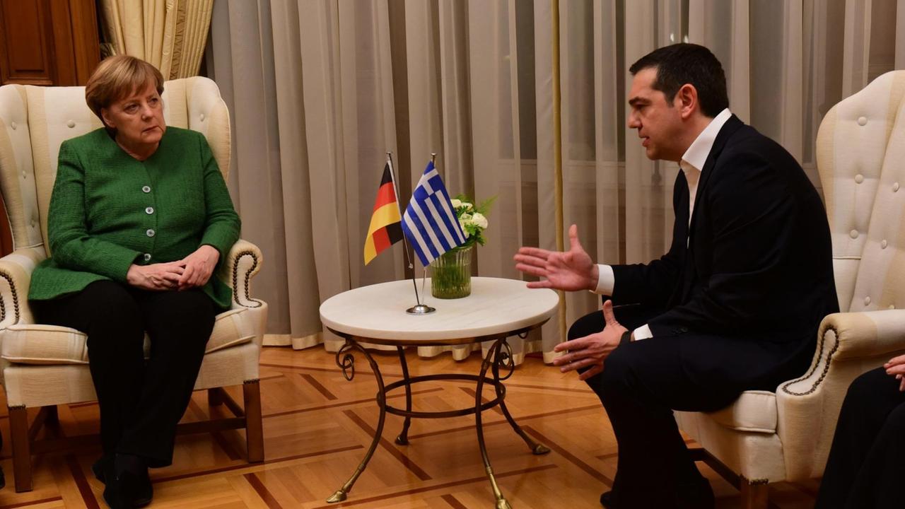 Der griechische Ministerpräsident Alexis Tsipras sitzt mit Bundeskanzlerin Angela Merkel zusammen. Sie ist zu Besuch in Athen. Der griechische Ministerpräsident Alexis Tsipras sitzt mit Bundeskanzlerin Angela Merkel zusammen. Sie ist zu Besuch in Athen.