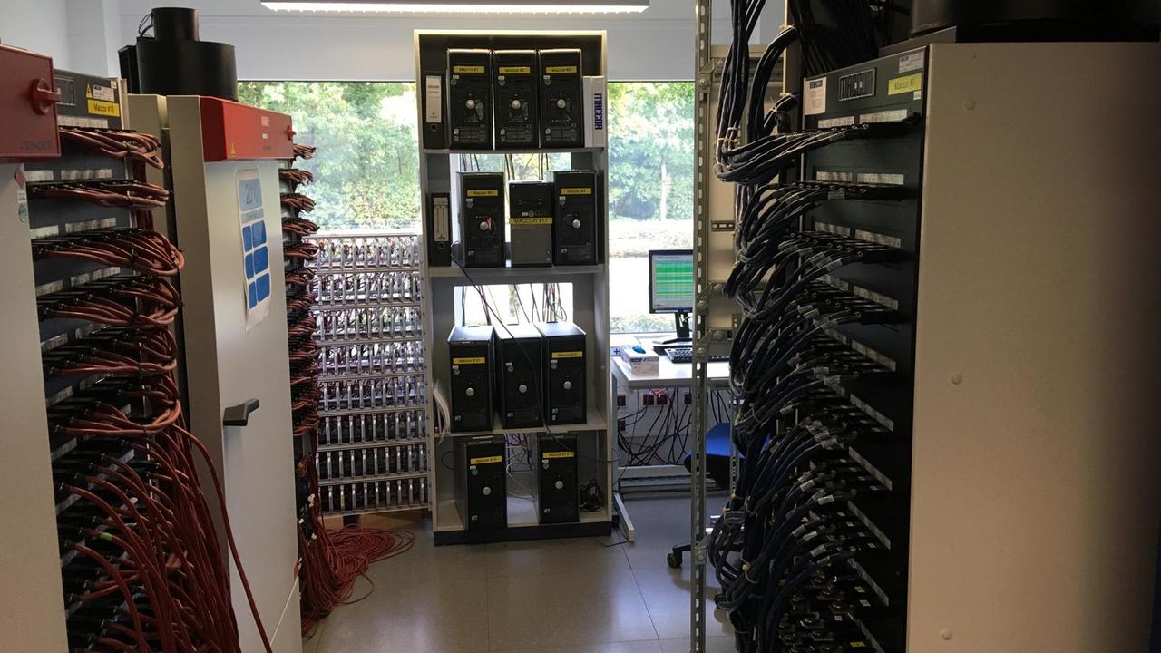Blick in einen Raum mit Computern Blick in einen Raum mit Computern
