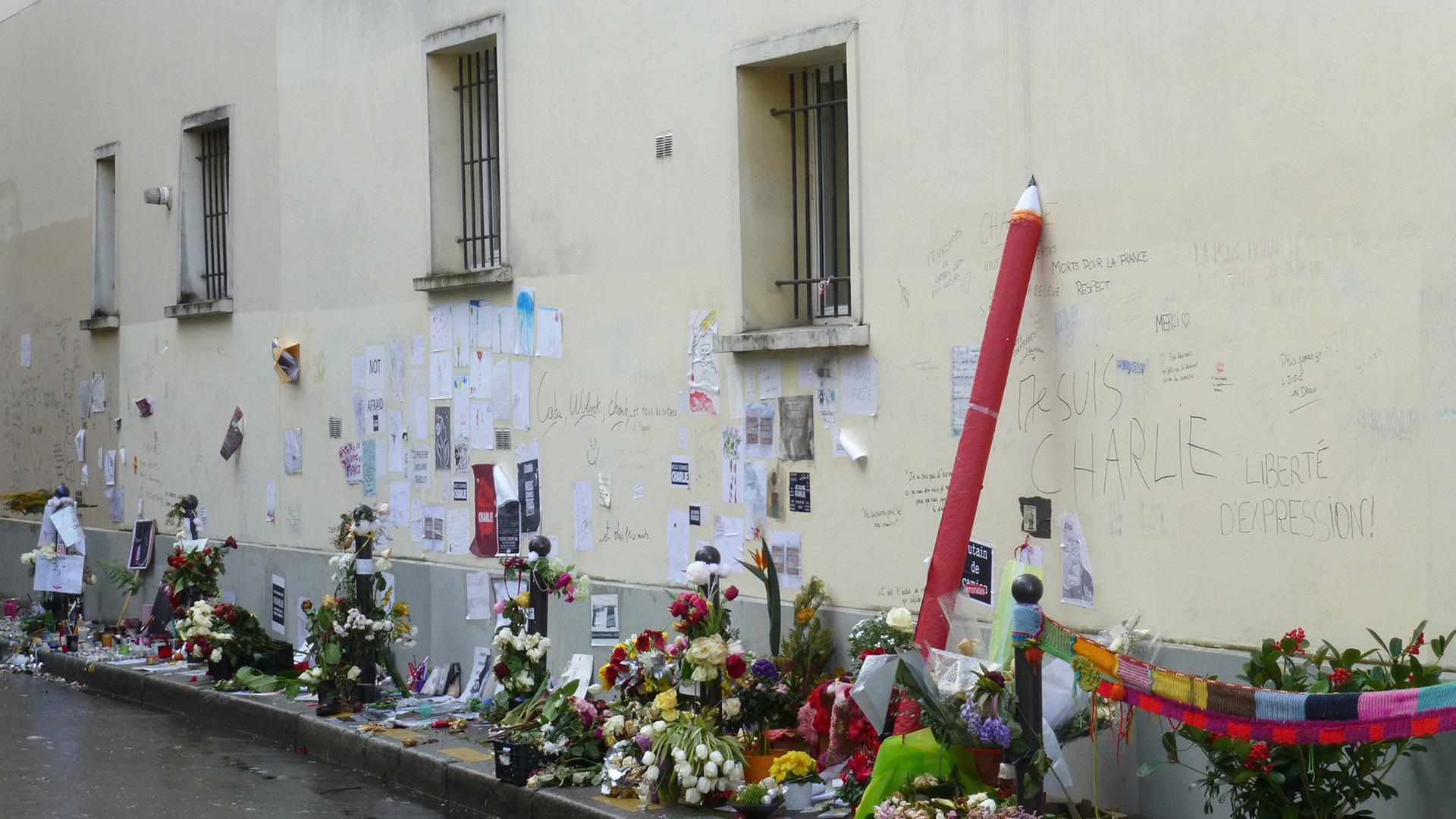 In der Nähe des Ortes, wo bis zum Anschlag die Redaktion von "Charlie Hebdo" arbeitete, zeigen Menschen immer noch ihre Anteilnahme. In der Nähe des Ortes, wo bis zum Anschlag die Redaktion von "Charlie Hebdo" arbeitete, zeigen Menschen immer noch ihre Anteilnahme.