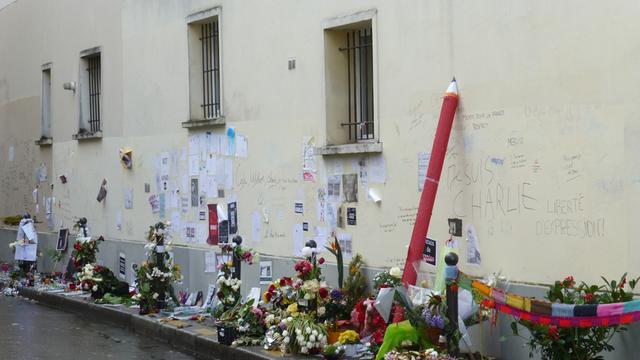 In der Nähe des Ortes, wo bis zum Anschlag die Redaktion von "Charlie Hebdo" arbeitete, zeigen Menschen immer noch ihre Anteilnahme.