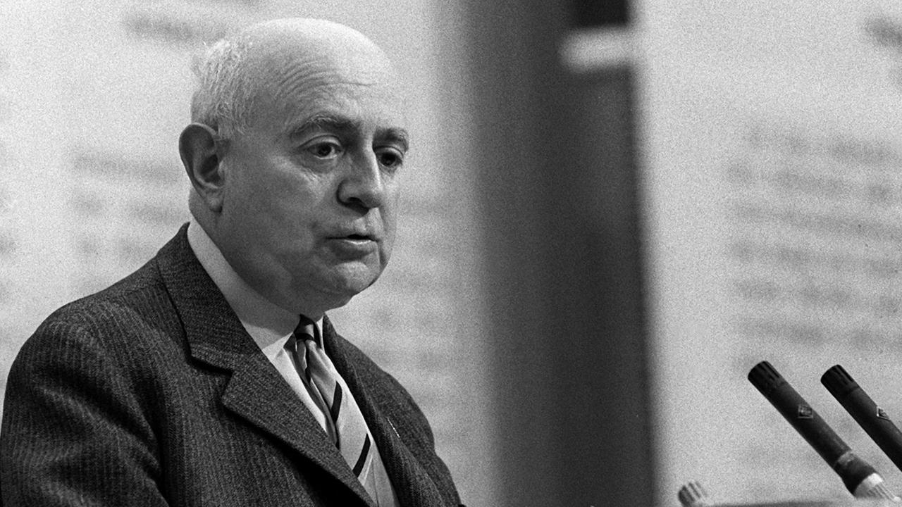 Der Soziologie-Professor Theodor Adorno am 28.05.1968 bei einer Veranstaltung gegen die Notstandsgesetzgebung im Großen Sendesaal des Hessischen Rundfunks in Frankfurt am Main bei seinem Vortrag. Der Soziologie-Professor Theodor Adorno am 28.05.1968 bei einer Veranstaltung gegen die Notstandsgesetzgebung im Großen Sendesaal des Hessischen Rundfunks in Frankfurt am Main bei seinem Vortrag.